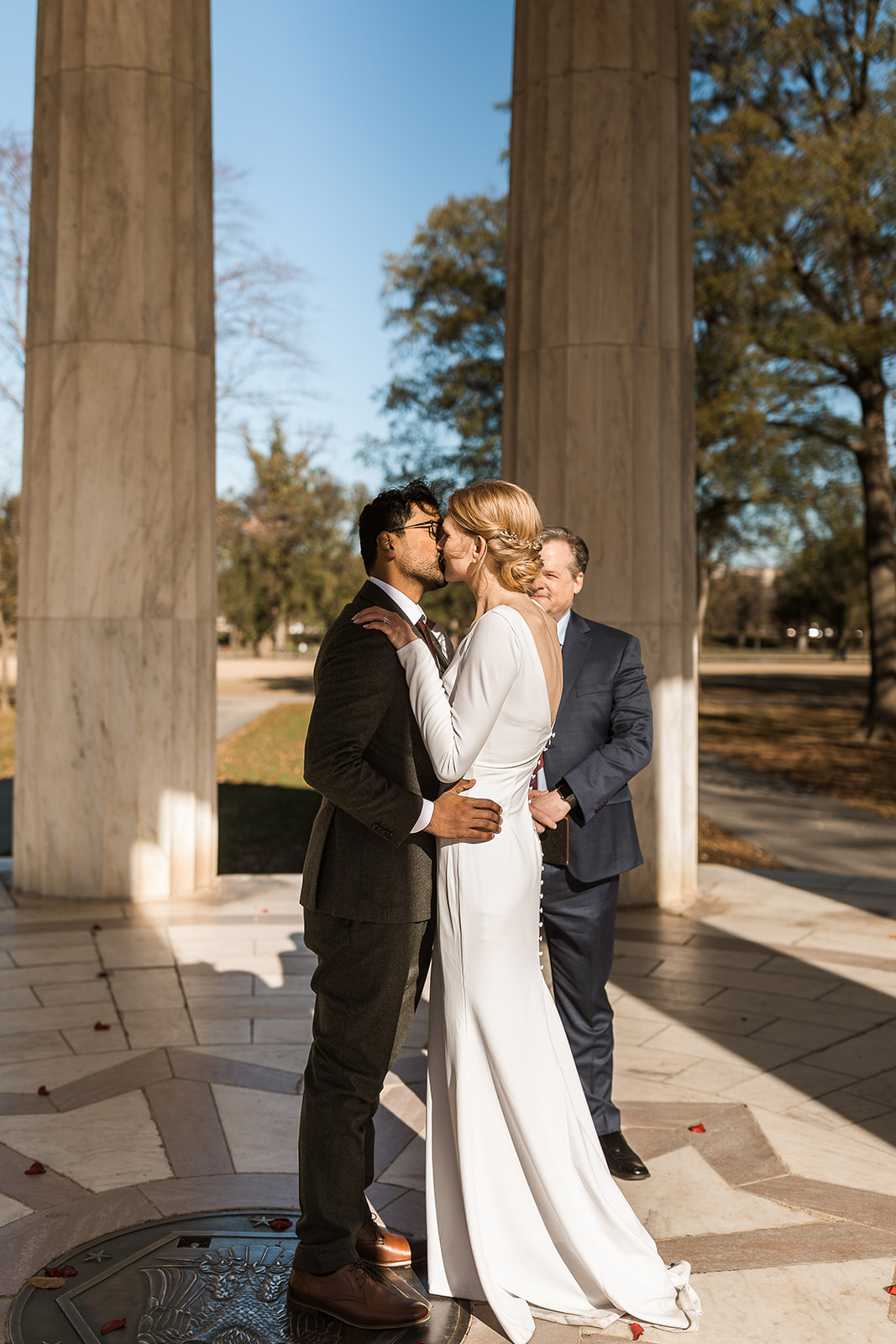 wedding first kiss washington dc