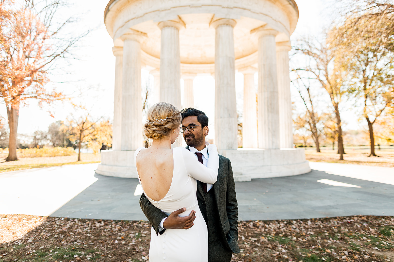 bride and groom in front of dc war memorial