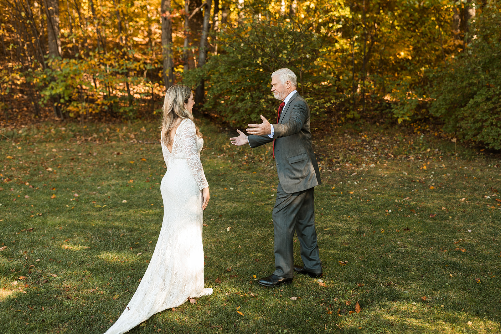 bride and dad first look