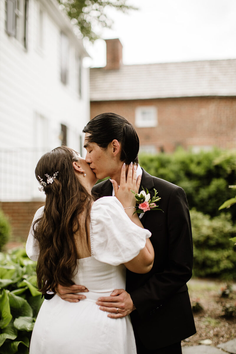 bride and groom kissing in the heart of old town fairfax